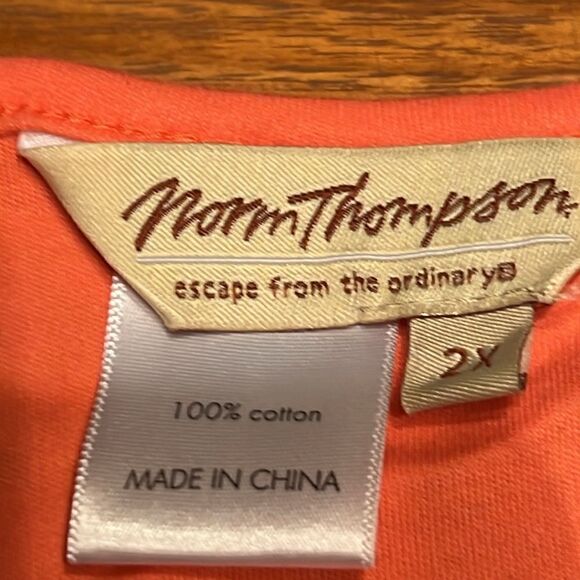 Norm Thompson v-neck top - Picture 3 of 5